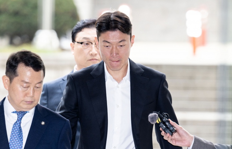  韓媒：庭審現(xiàn)場黃義助始終低頭雙手合十，判決后不停致歉